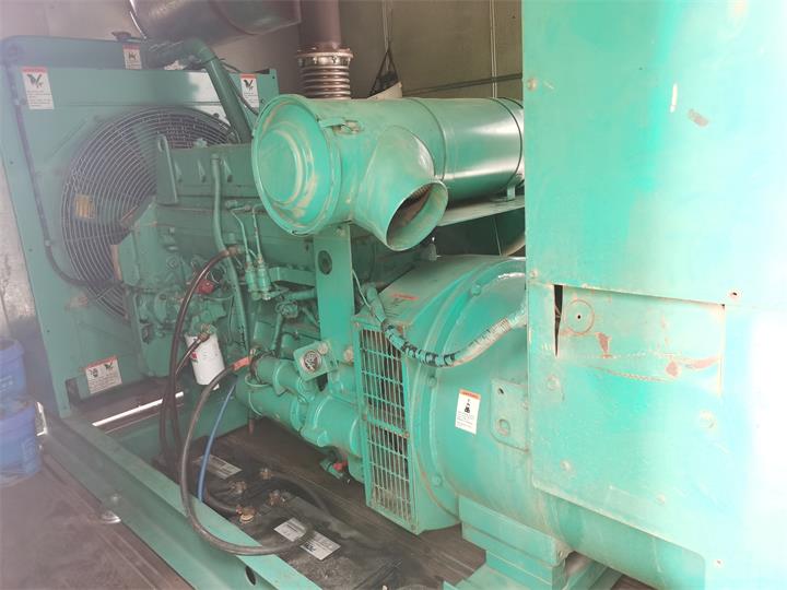 江蘇無錫發(fā)電機(jī)出租租賃工廠租用進(jìn)口康明斯220kw柴油發(fā)電機(jī)組租賃到達(dá)現(xiàn)場